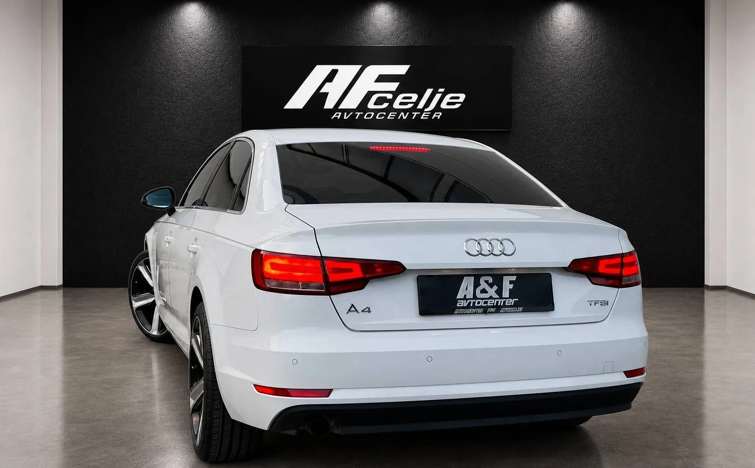 Notranja slika - Audi A4 - 1.4 TFSI-XENON+LED-AMBIENT-LIZING ZA TUJCE- - 7