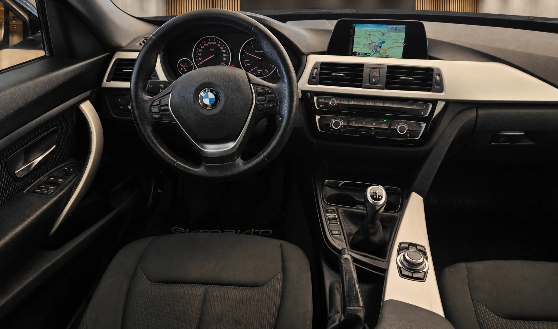 Notranja slika - BMW serija 3 Gran Turismo: - 318d Gran Turismo Brez pologa do 84 obrokov - 11