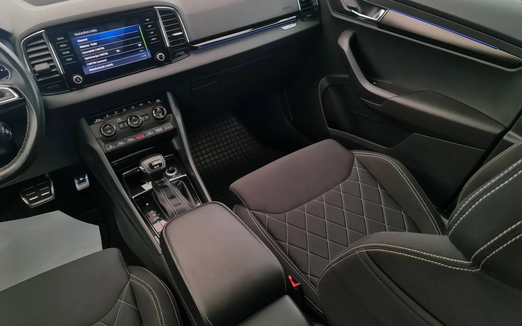 Notranja slika - Škoda Karoq - 4x4 2.0 TDI Sportline DSG•Matrix•Panorama - 11