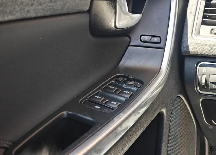 Zunanja slika - Volvo XC60 - D3 AUTO - VLEČNA KLJUKA - TEMPOMAT - GRETI SEDEŽI - 9