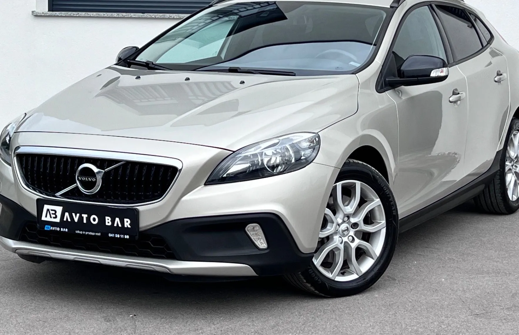 Zunanja slika - Volvo V40 Cross Country - 2.0TD+NAV+VIRTUAL+PDC+ALU - 1