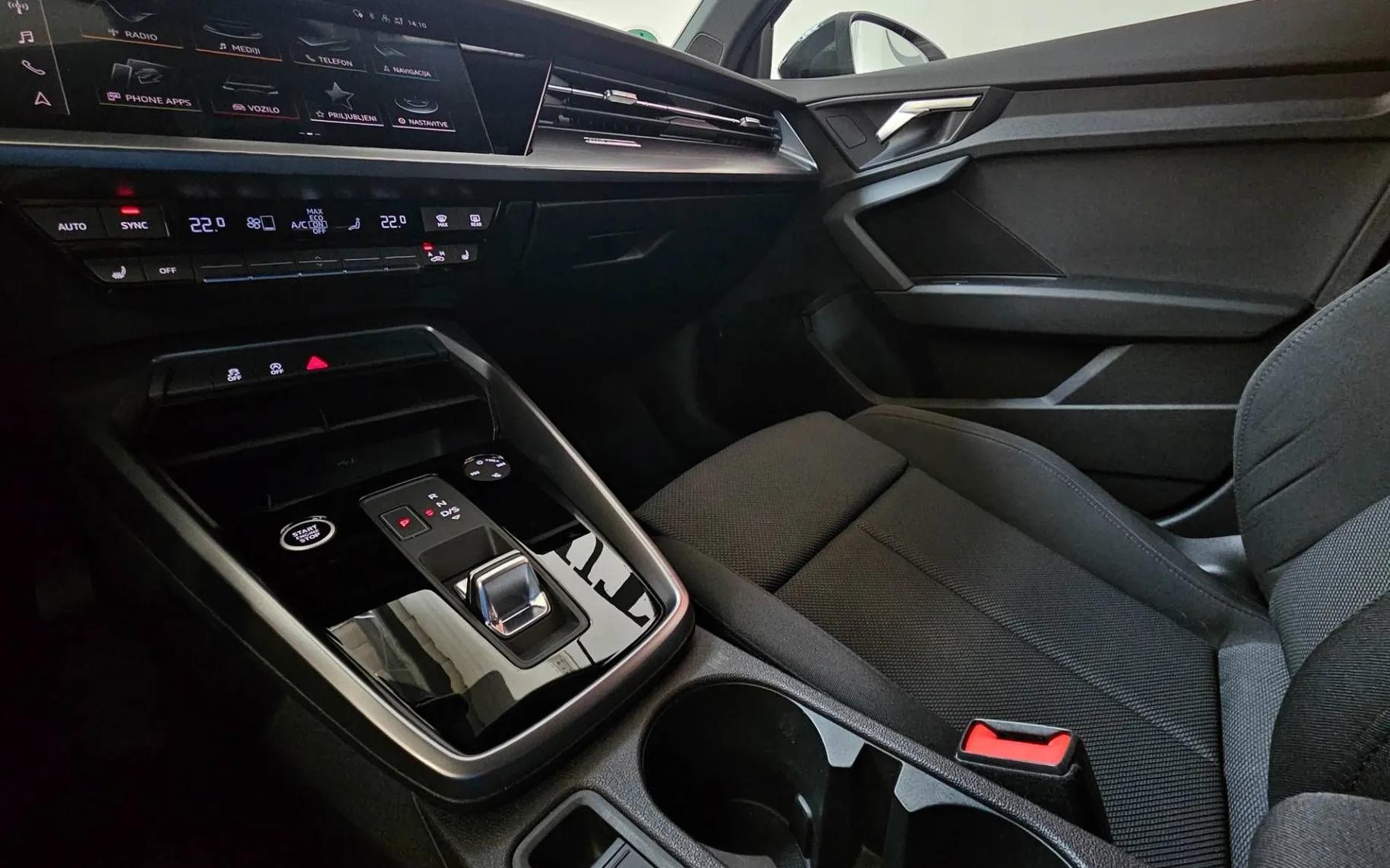 Notranja slika - Audi A3 - Sportback 35 TFSI S line S tronic - 8