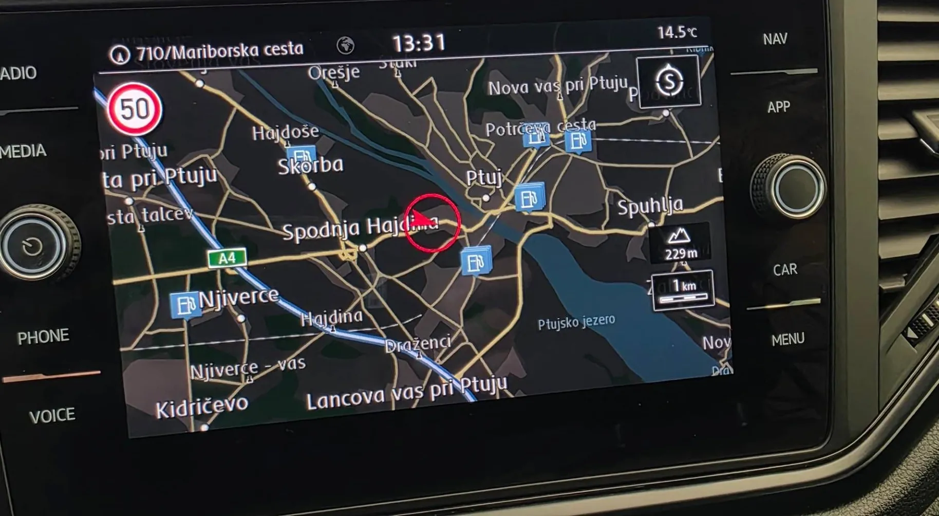 Notranja slika - Volkswagen T-Roc - 1.6 TDI BMT Style Dod.zimske gume na platiščih - 17