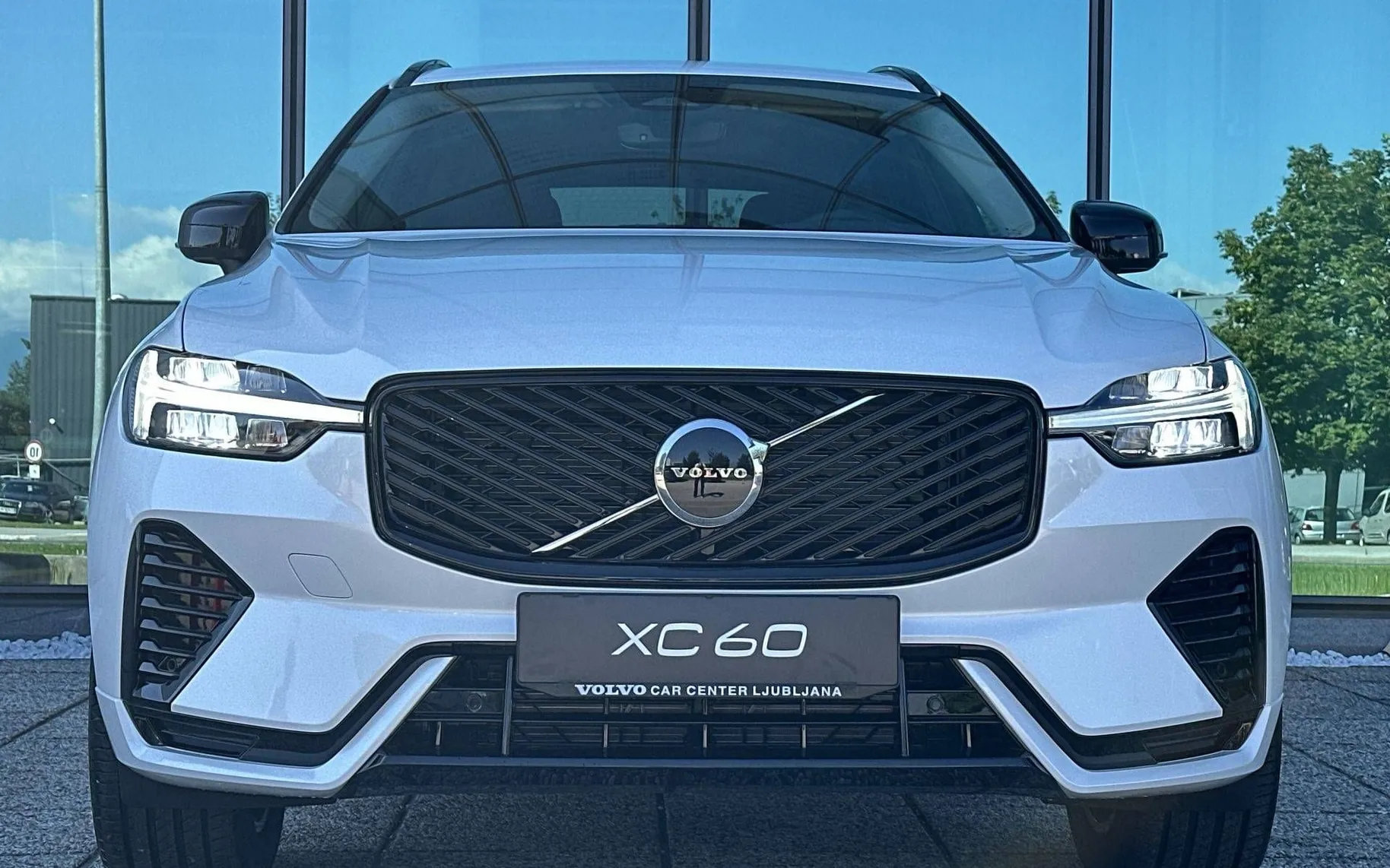 Zunanja slika - Volvo XC60 - B5  P  AWD Plus Dark 3 leta garancije + 3 servisi - 2