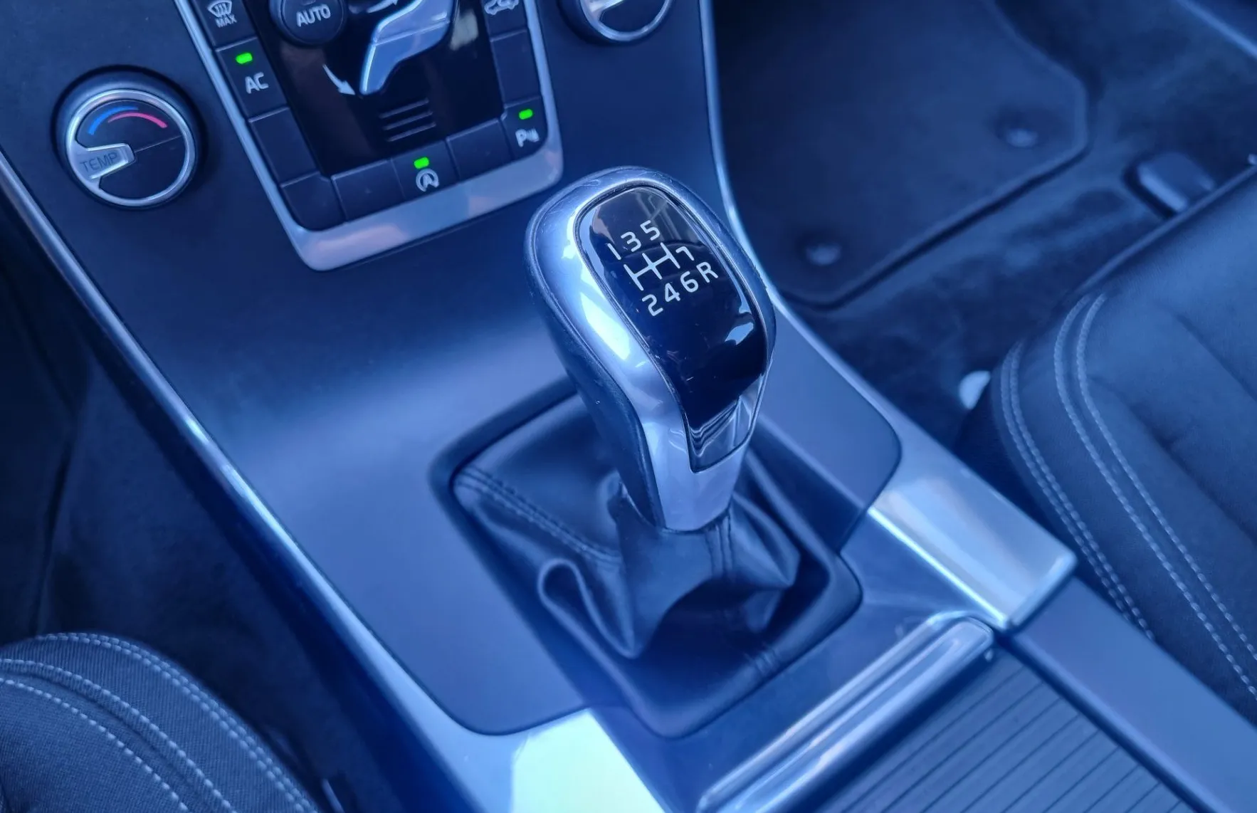 Zunanja slika - Volvo V60 - 2.0 TD - VLEČNA KLJUKA +NAVIGACIJA+PDC+TEMPOMAT... - 17