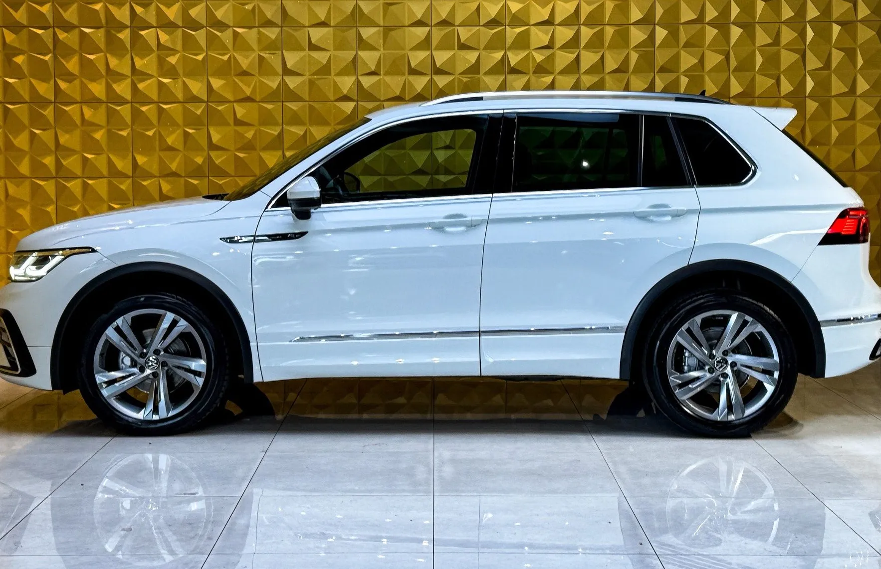 Zunanja slika - VW Tiguan - 2.0 TDI 4MOT-R Line-iQ LED-HEADUP-VIRTUAL-KEYLESS - 5