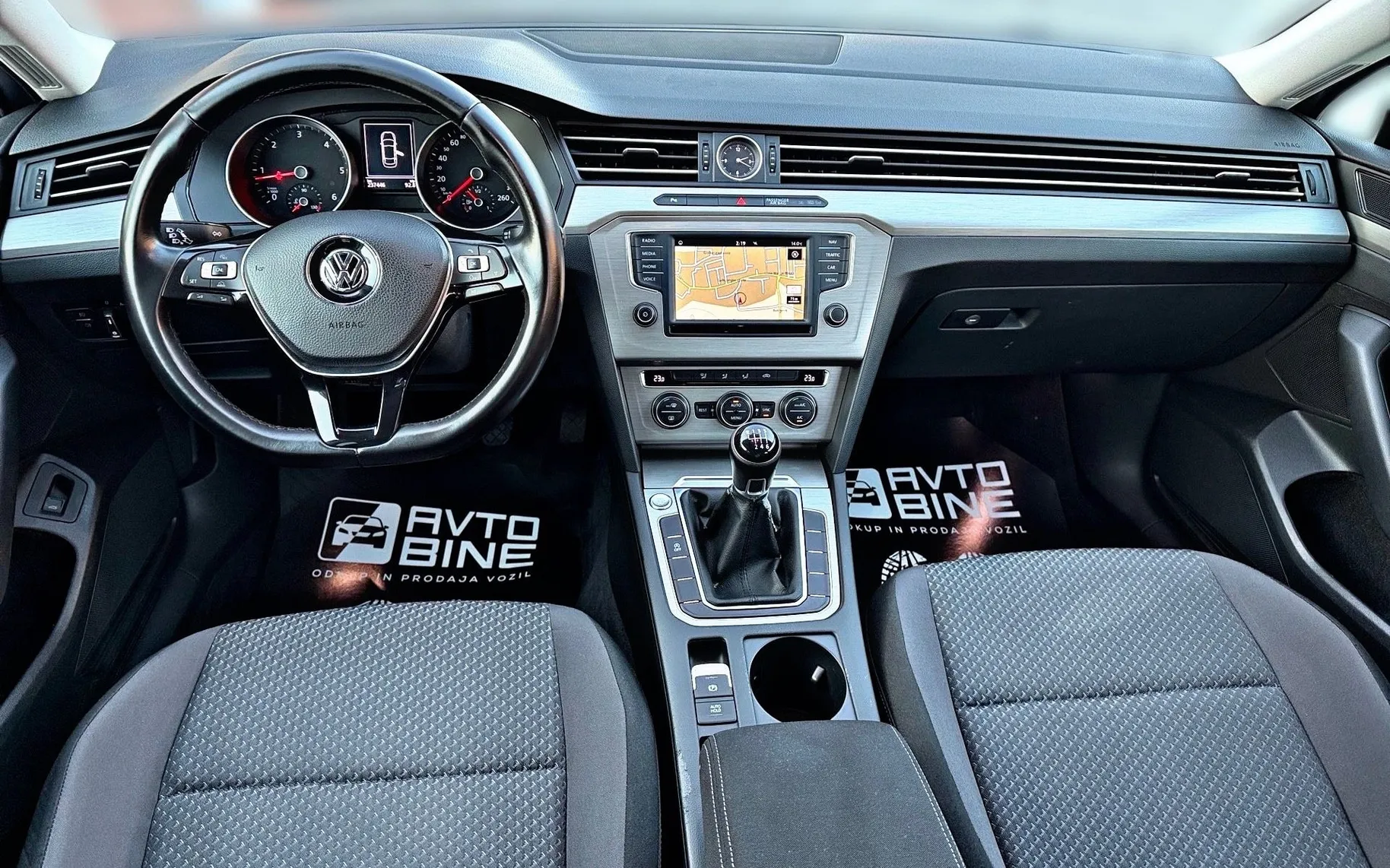 Notranja slika - Volkswagen Passat - 1.6 TDI•LIMO•NAVI•PDC•ODLIČEN - 10
