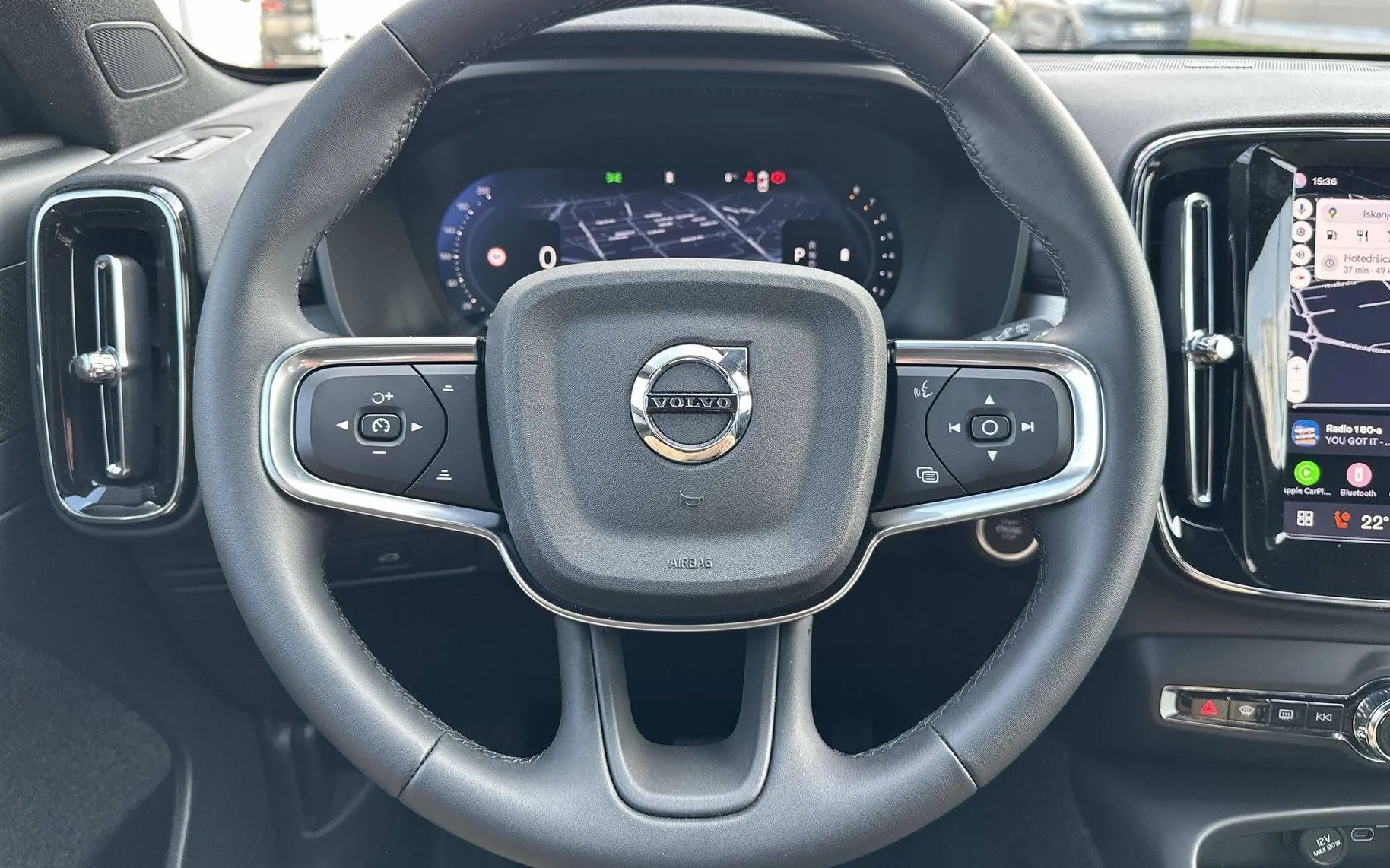 Notranja slika - Volvo XC40 - B3P Plus Dark Avt - 14