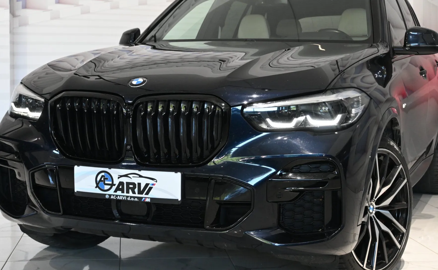 Zunanja slika - BMW X5 - serija : xDrive30d Avt-M.SPORT-ZRAČNO-SWAROWSKI-RADAR-HAR - 3