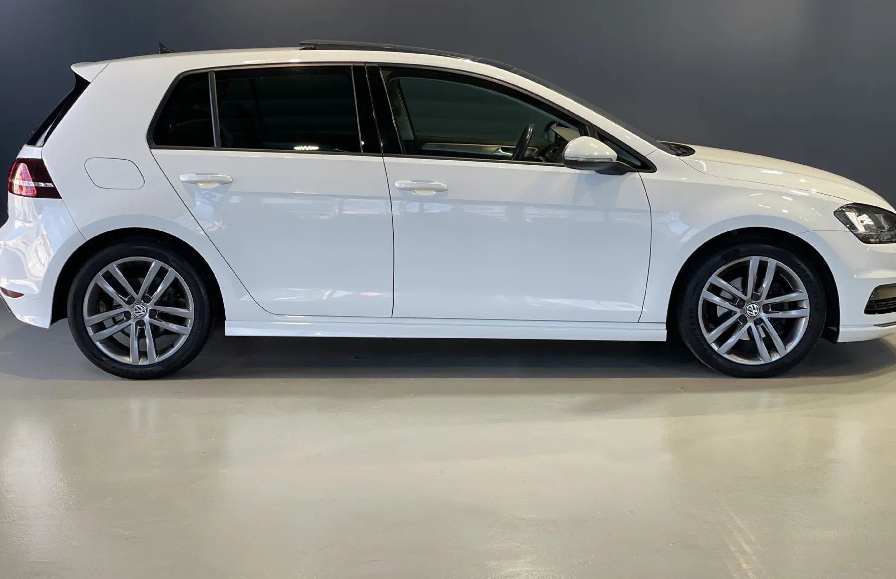 Zunanja slika - VW Golf - 1.LASTNIK-R LINE-PANORAMA-KAMERA-LED-TEMPOMAT-ALU - 4