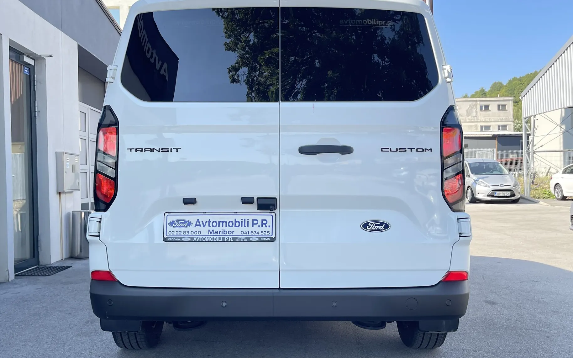 Zunanja slika - Ford Transit Custom - Kombi 320 2.0 TDCi L2H1  DMR  TREND 9 SEDEŽEV SLO - 16