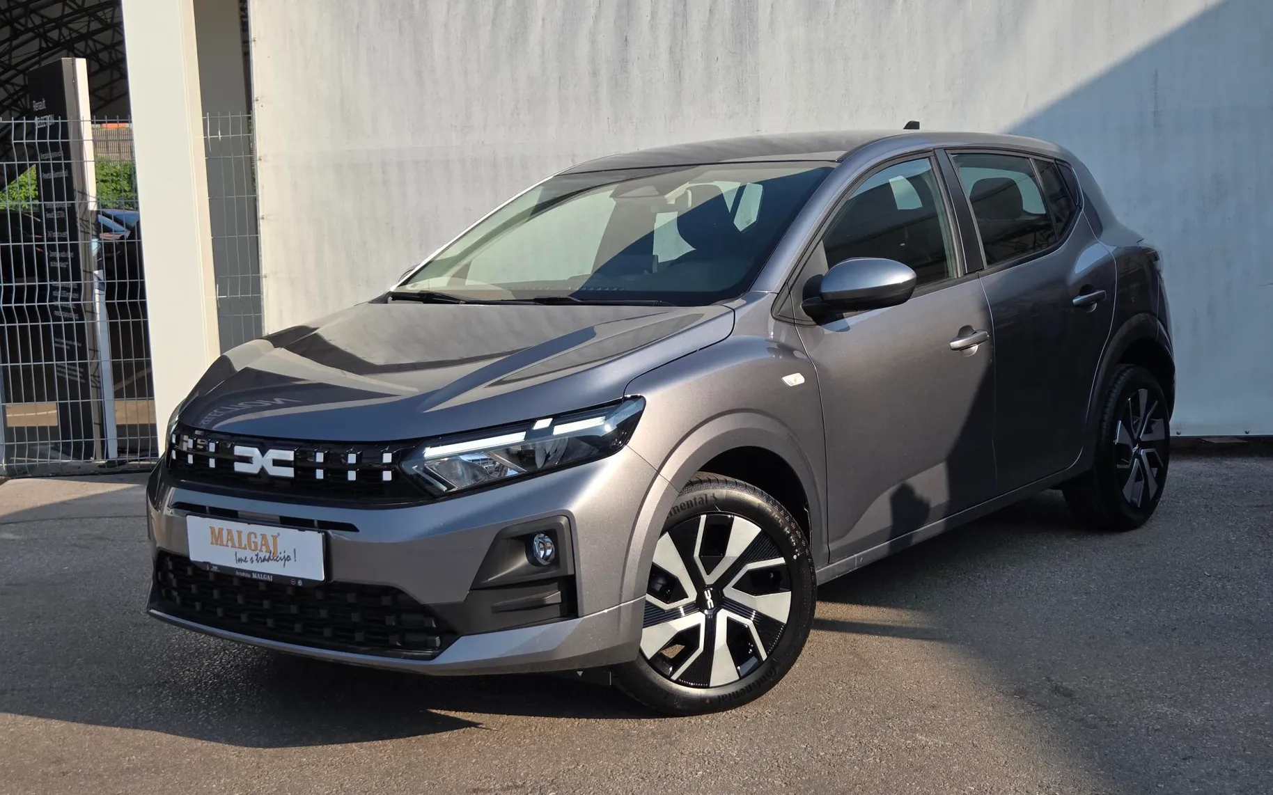Zunanja slika - Dacia Sandero - 1.0 TCe 100 Expression + Vzvratna kamera + R.kolo - 1