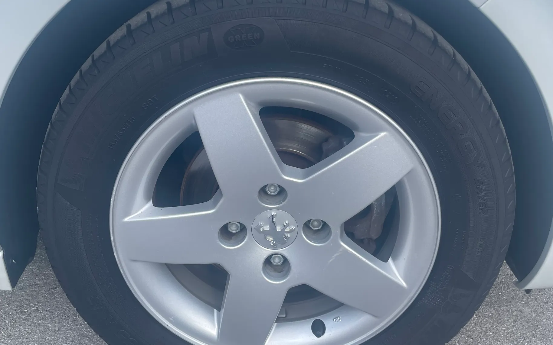 Zunanja slika - Peugeot 208 - 1.2 PureTech 82 ALLURE biserno bele barve - 2