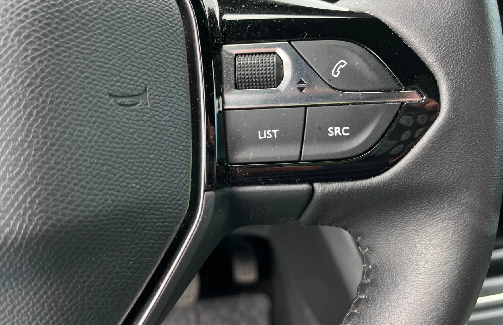Zunanja slika - Peugeot 2008 - reTech 100 Allure Pack LED. 180° POGLED. NAVI. SLO - 14