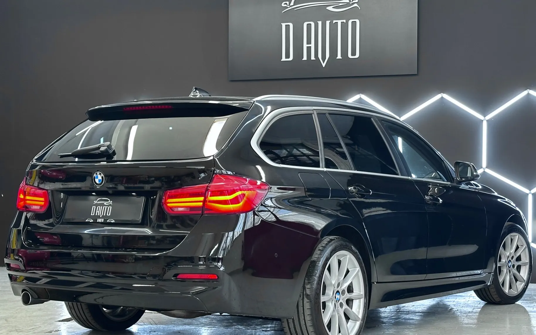 Notranja slika - BMW serija 3 Touring: - 318d Touring LED+NAVI+KAMERA+AVTOMATIK... - 8