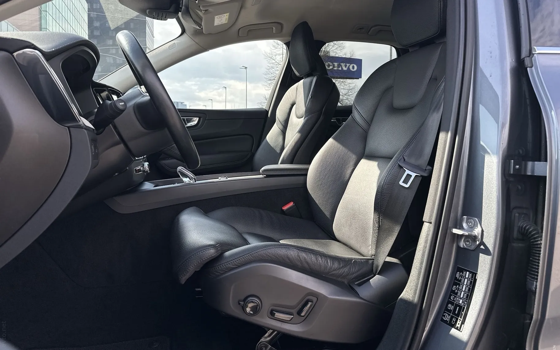 Notranja slika - Volvo XC60 - B4 D AUT Inscription AWD - 10