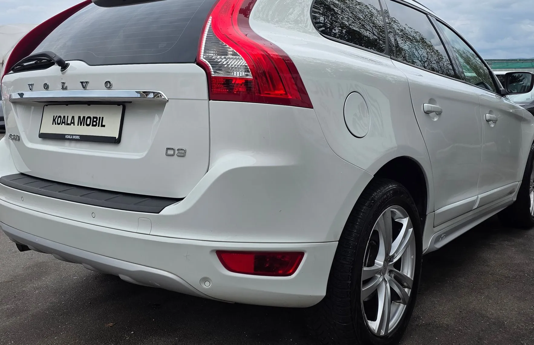 Zunanja slika - Volvo XC60 - FWD D4 MOMENTUM AVTOMATIK-ALU PLATIŠČA-KLIMA-NAVI - 4