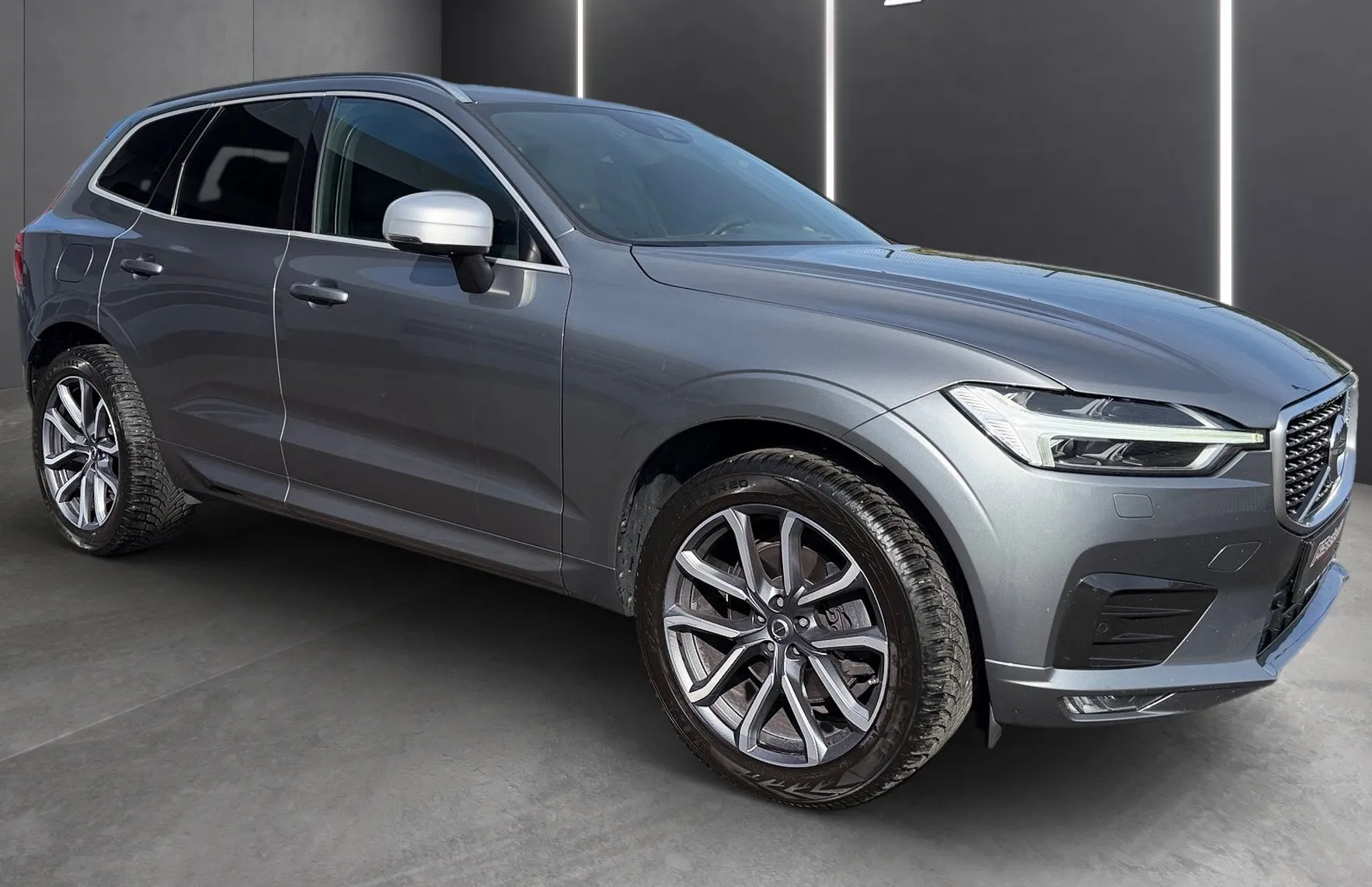 Zunanja slika - Volvo XC60 - D5 AWD R-Design Avt.-Vlečna kljuka-HeadUp-Harman.. - 2