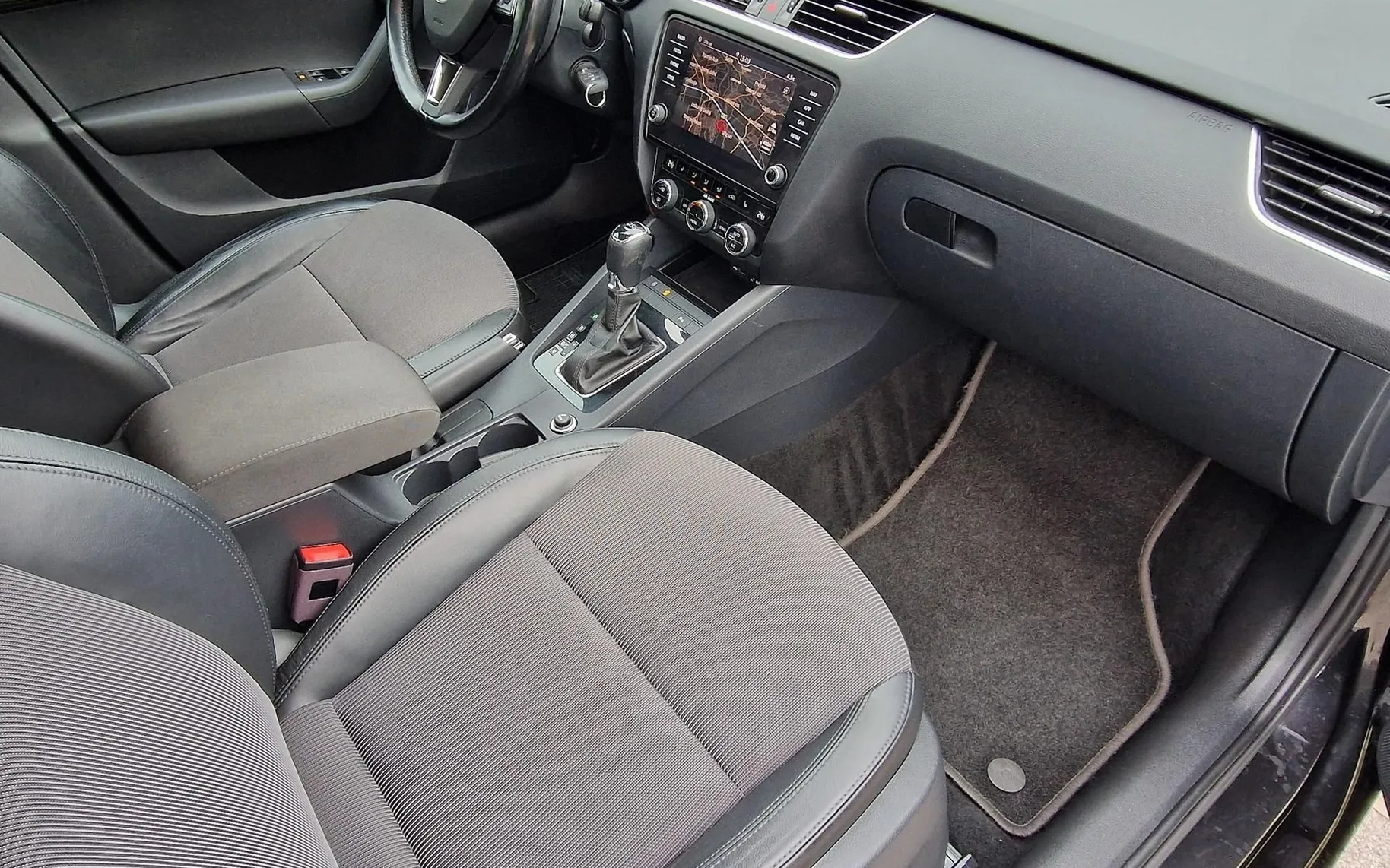 Notranja slika - Škoda Octavia - 2.0TDI-DSG-LED-NAVI-2XPDC-NA OBROKE TUJCI ZAČASNA. - 7
