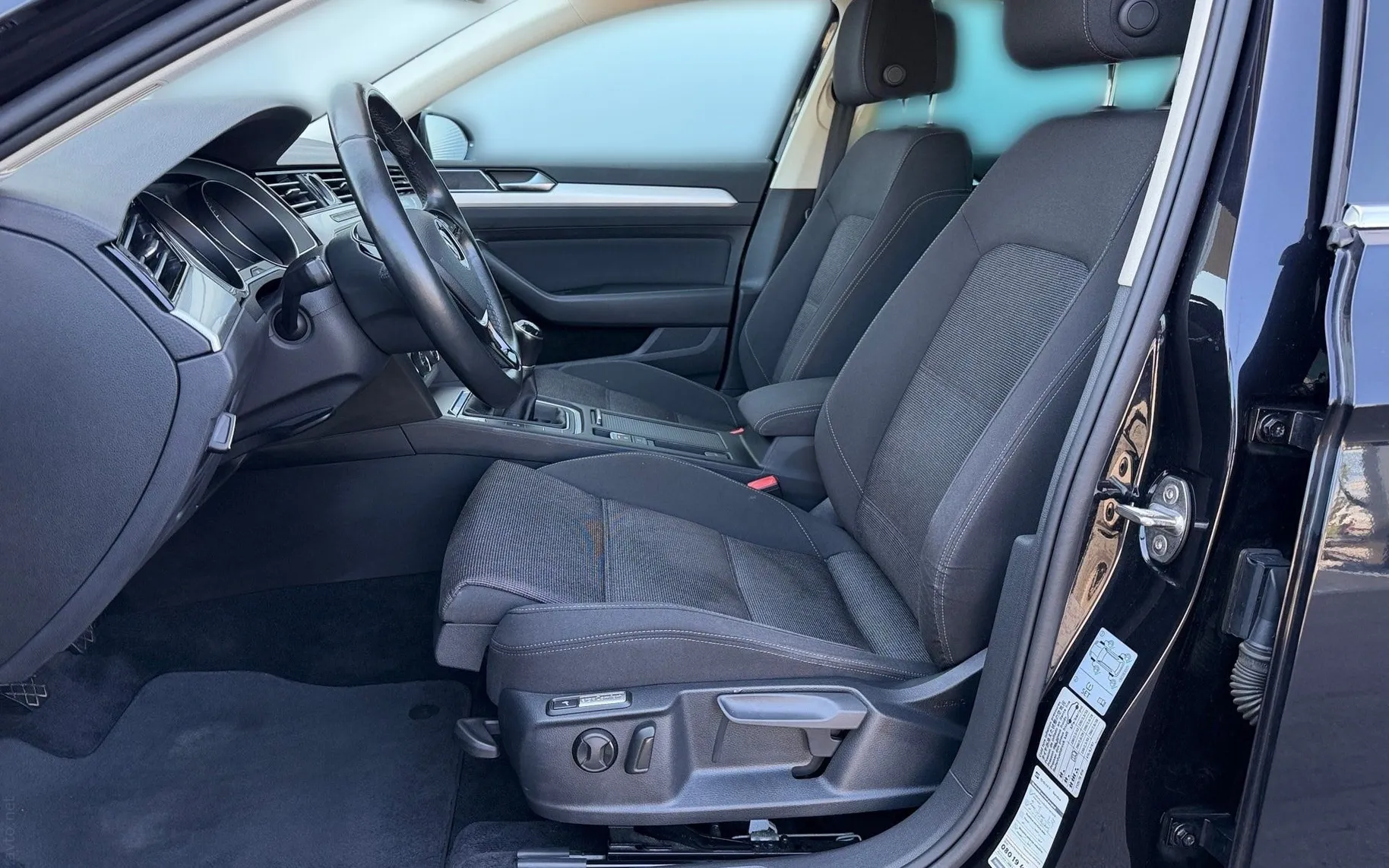 Notranja slika - Volkswagen Passat - 1.4 TSI BMT Trendline-Full LED-Navi-Masaža-Kamera - 7