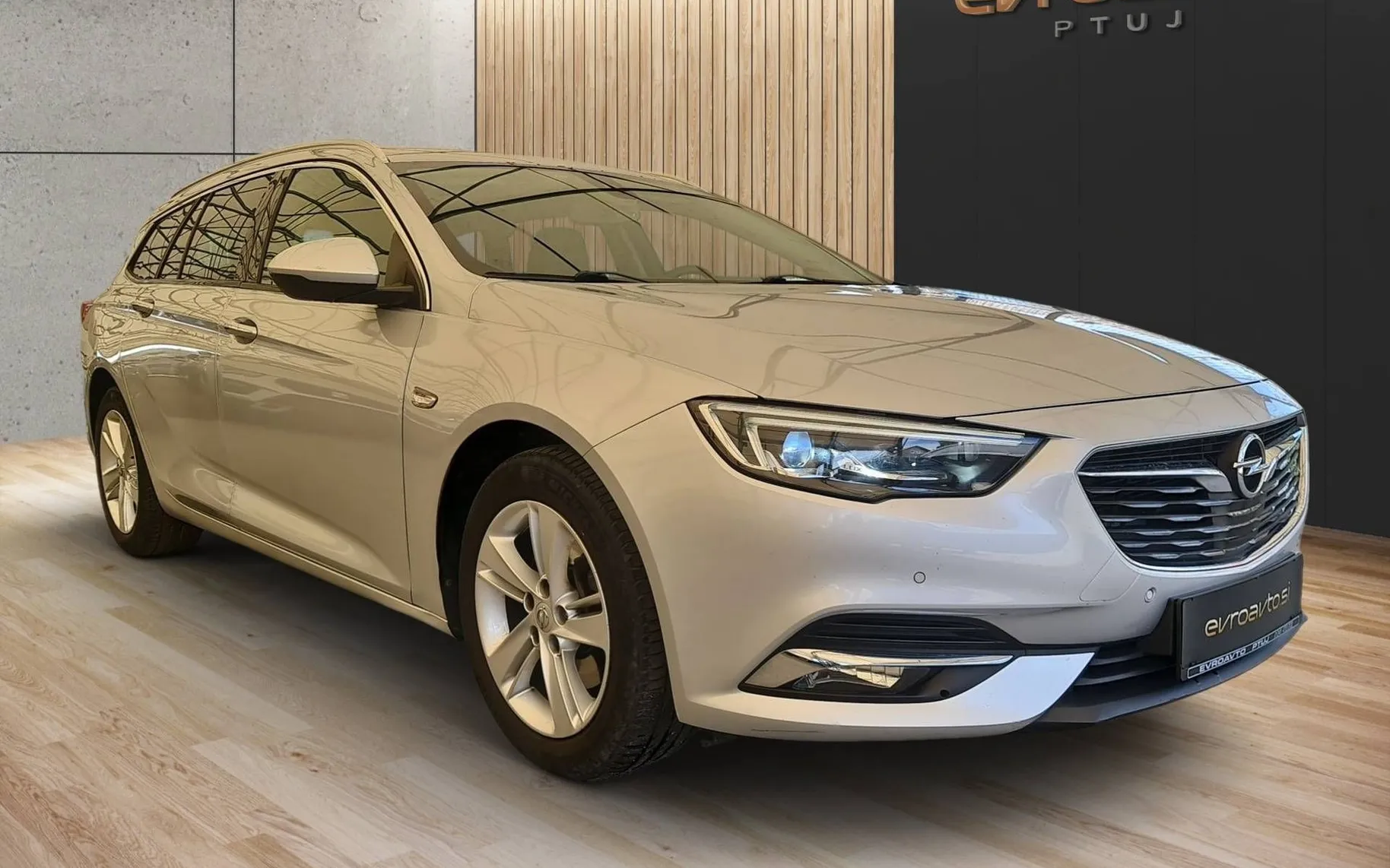 Notranja slika - Opel Insignia - Sports Tourer 1.6 CDTi Exclusive Avt.•Aktivni te - 7