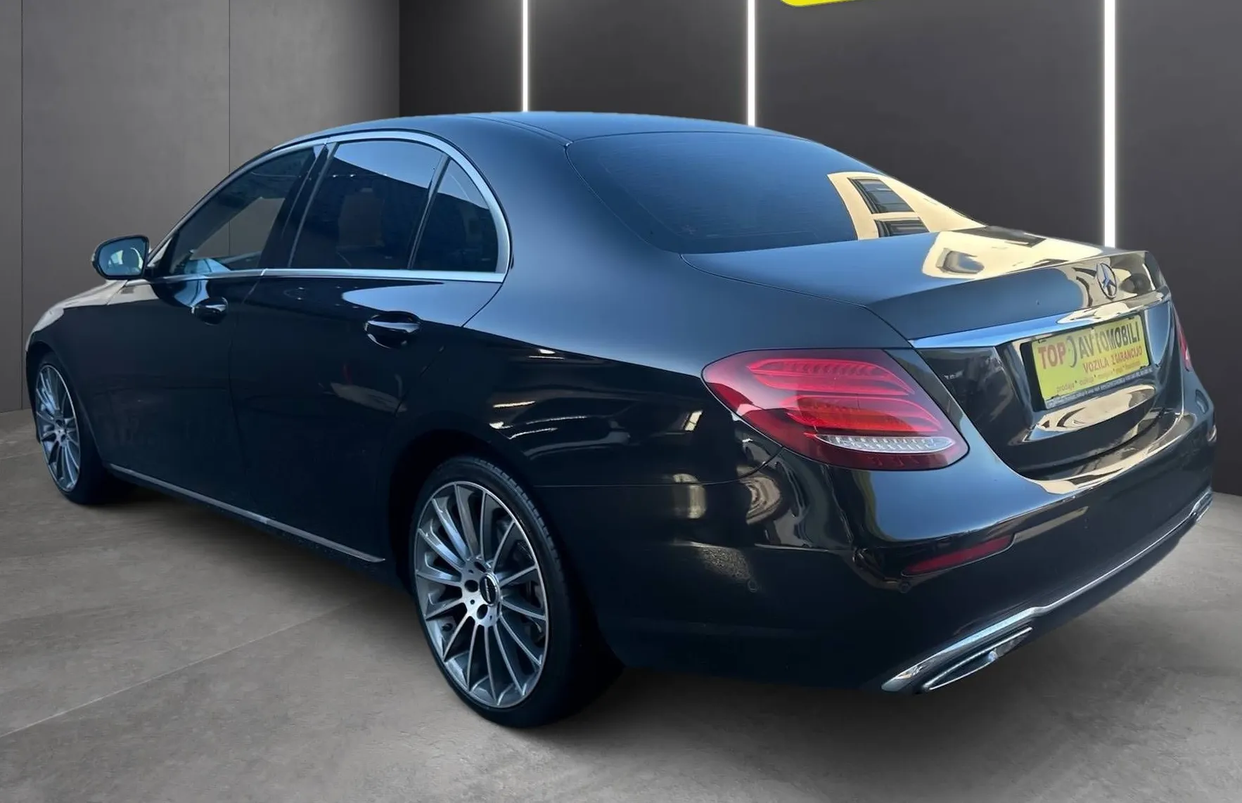 Zunanja slika - Mercedes-Benz E-Razred - E 220 d FULL LED TEMPOMAT NAVI 360 KAMERA PDC ... - 5