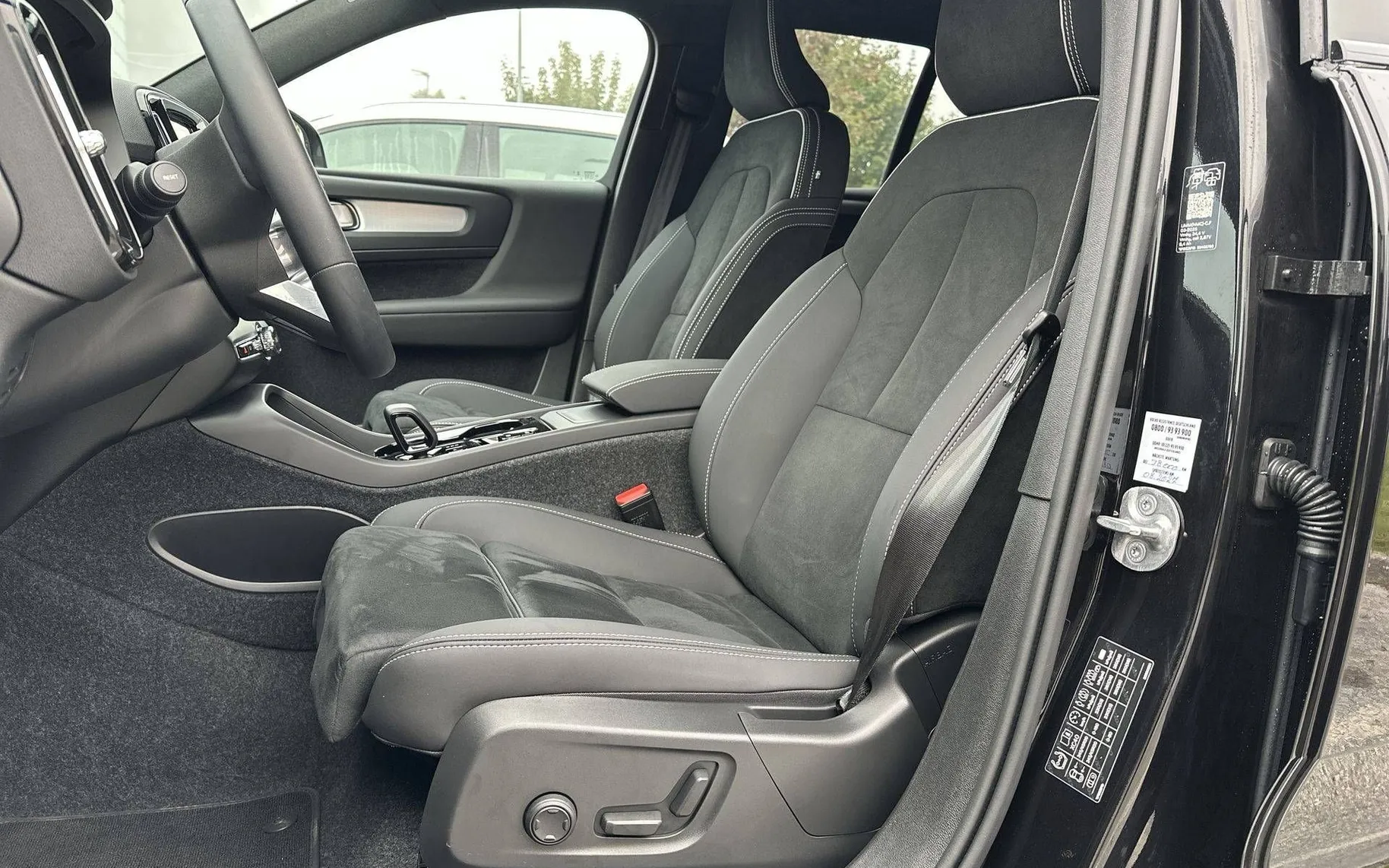 Notranja slika - Volvo XC40 - B3 P Plus Black Edition Avt. - 10