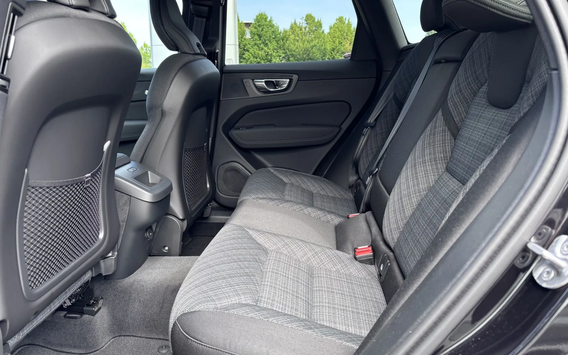 Zunanja slika - Volvo XC60 - B5P  Core AT AWD 3 leta garancije + 3 servisi - 8