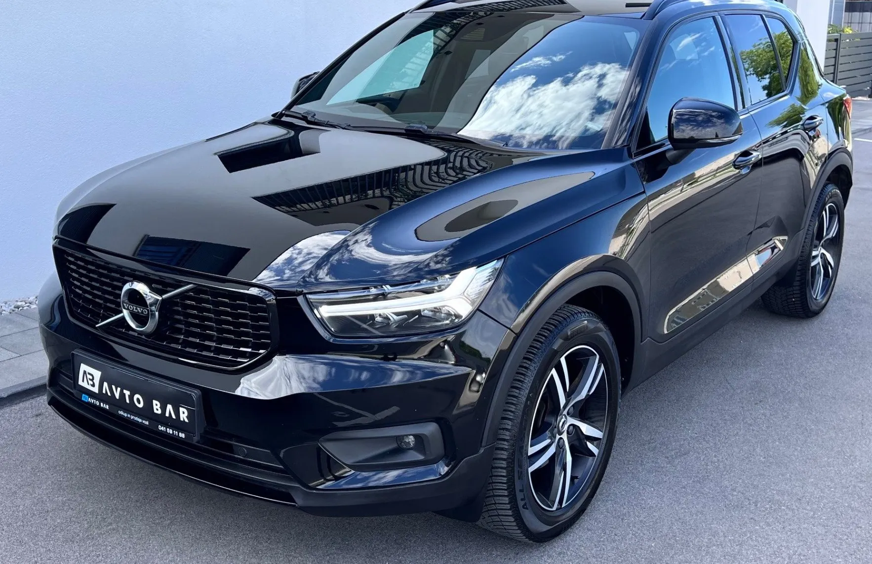 Zunanja slika - Volvo XC40 - T3 R-design+ALU+LED+HI-FI+KLJUKA - 9