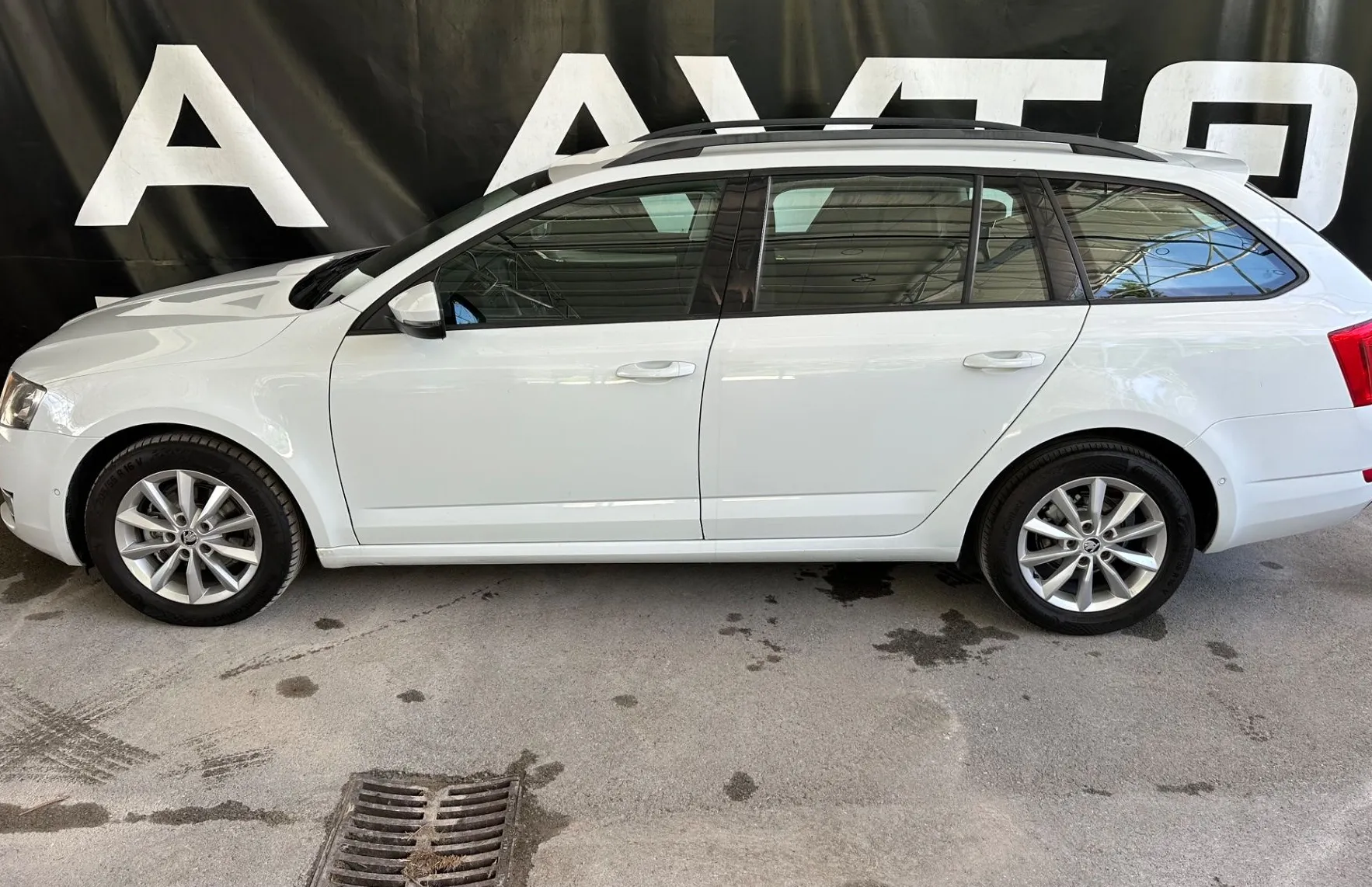 Zunanja slika - Škoda Octavia - Combi 1.6 TDI Ambition DSG-NAVI-AVT.KLIMA-2xPDC - 4
