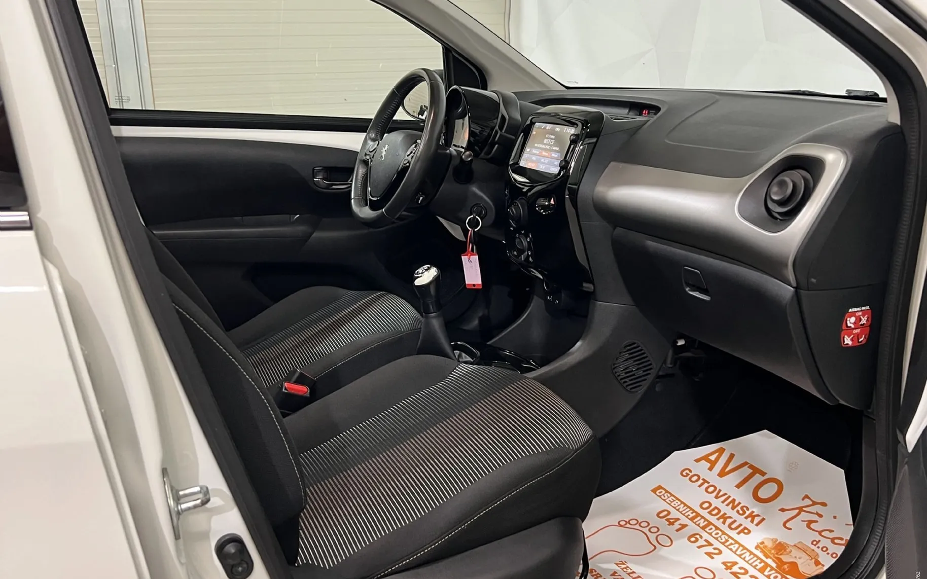 Notranja slika - Peugeot 108 - 1.2-CABRIO-TEMPOMAT-LED-KAMERA-ALU-ODLIČEN... - 11