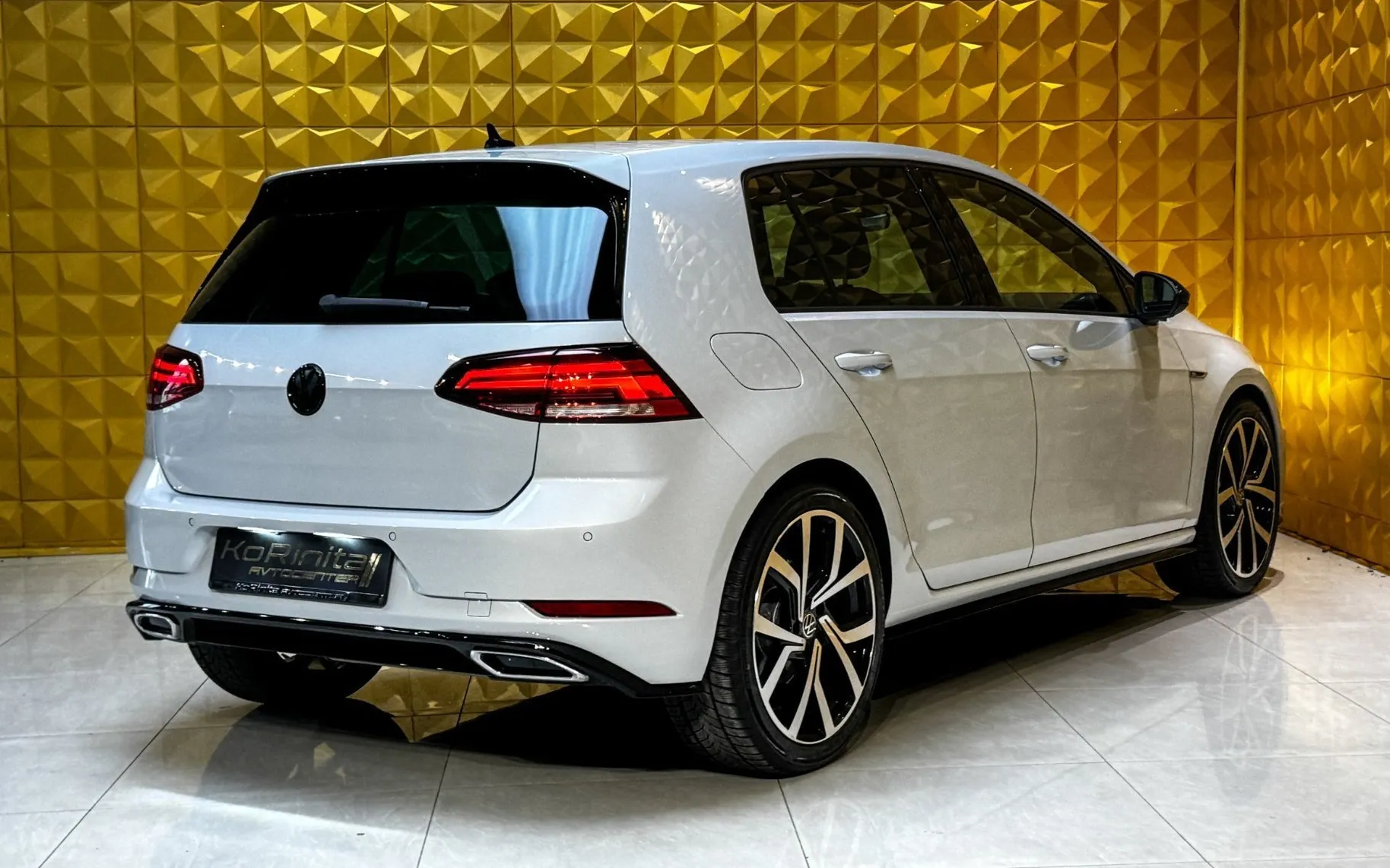 Notranja slika - Volkswagen Golf - 1.6 TDI R Line-LED-TEMP-PDC-MULTIFUNKCIJA - 9