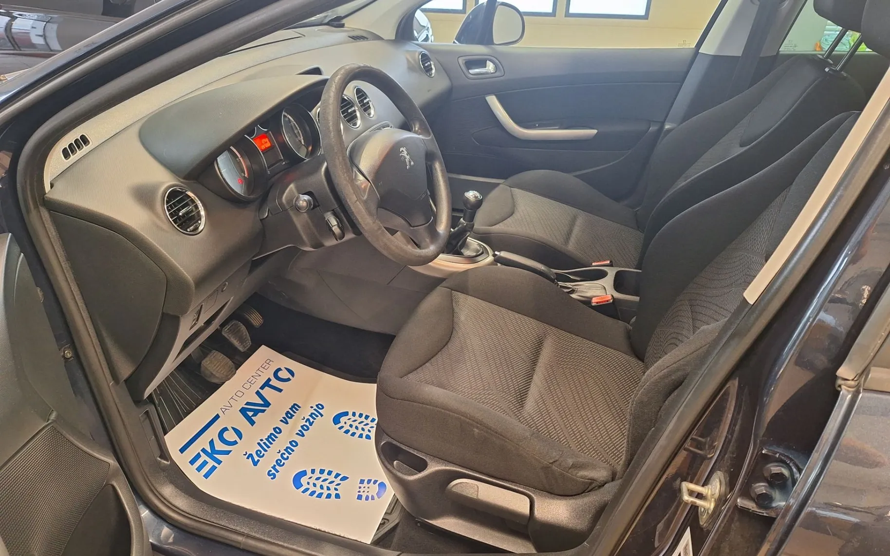 Notranja slika - Peugeot 308 - 1.6 HDI LED-NAVI-TV-AUT. KLIMA-KREDIT BREZ POLOG - 9