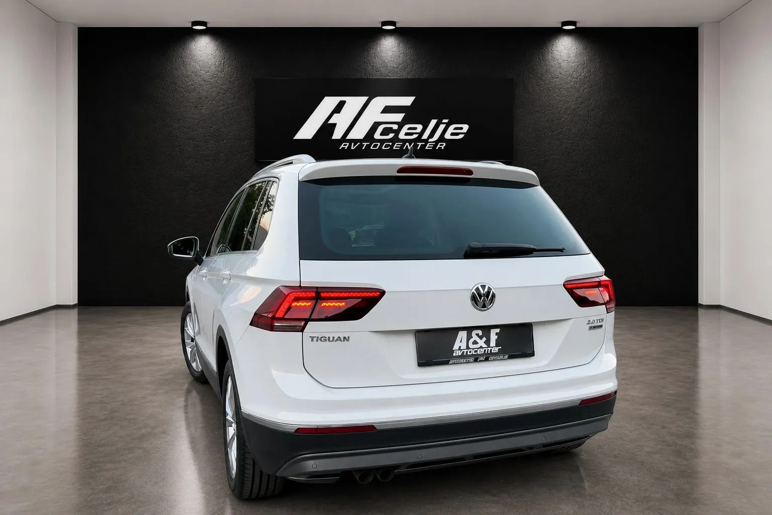 Notranja slika - Volkswagen Tiguan - 2.0 TDI-DSG-4X4-H LINE-PANORAMA-LIZING ZA TUJCE-.. - 7