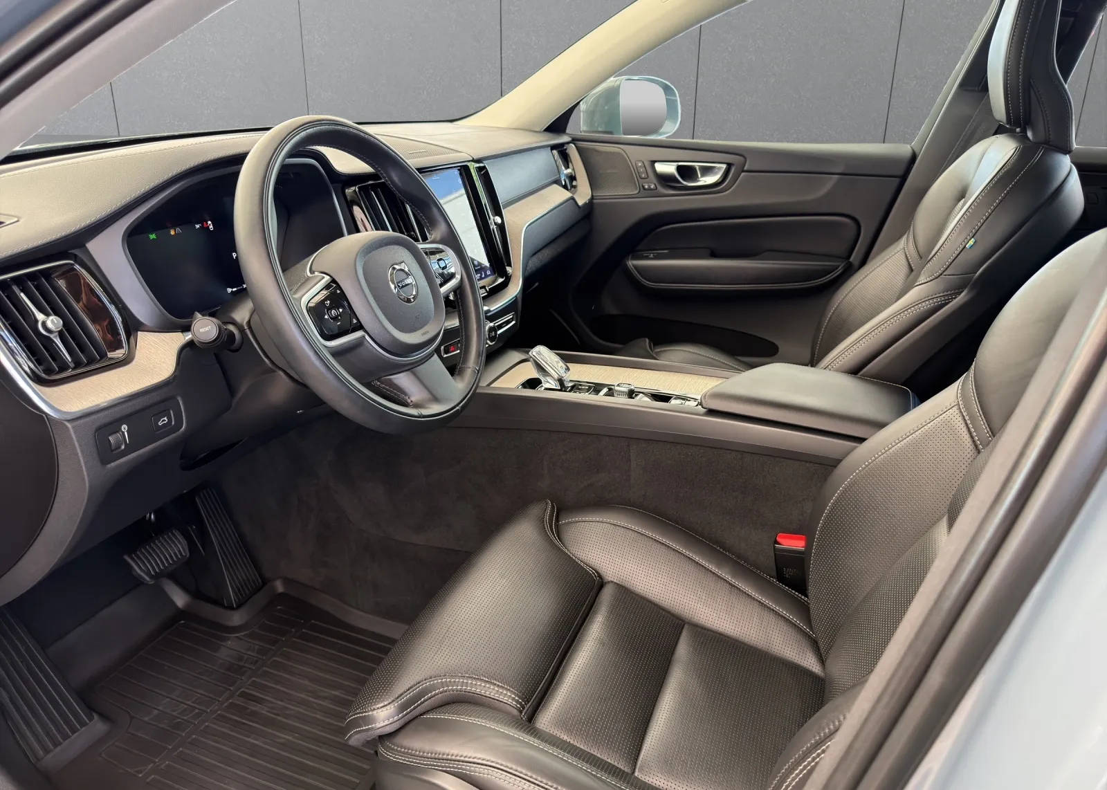 Zunanja slika - Volvo XC60 - B4 AWD Momentum Avt. - 6