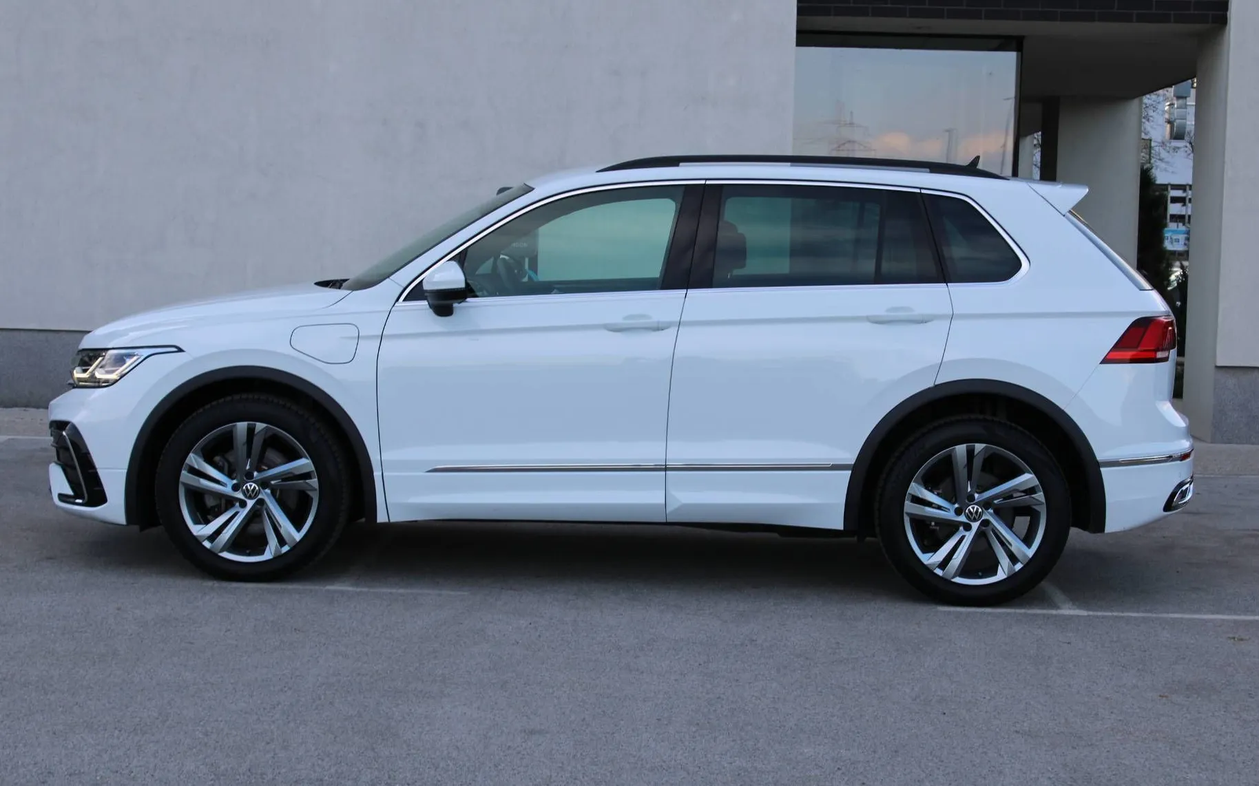 Zunanja slika - Volkswagen Tiguan - 1.4 TSI eHybrid R-LINE ACC AMBIL.VIRTUAL IQ MATR - 4