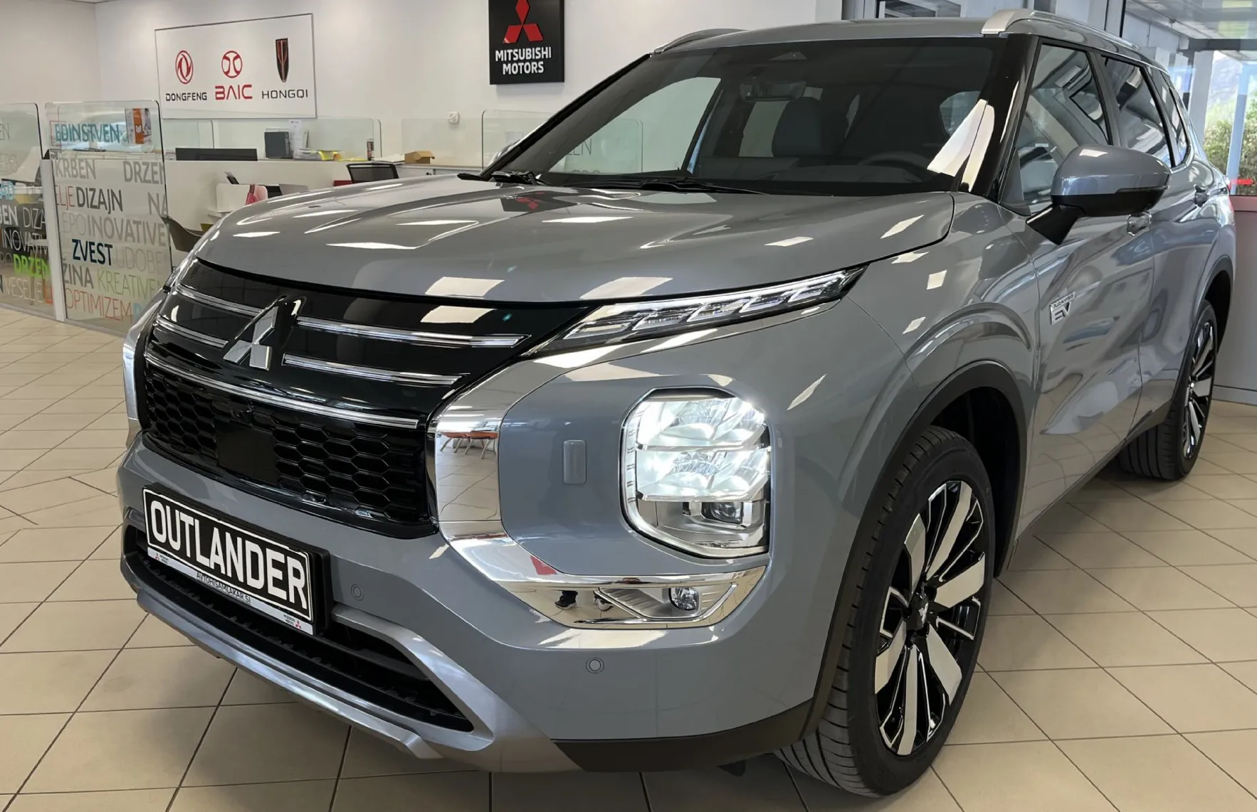 Zunanja slika - Mitsubishi Outlander - 2.4 PHEV Intense Auto - 7.000 EUR AKCIJA - - 3