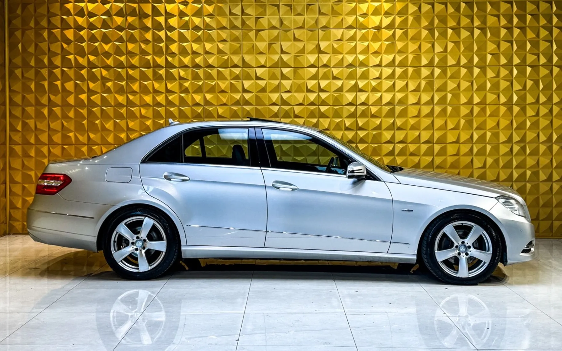 Notranja slika - Mercedes-Benz E-Razred - E 220 CDI AUT.-PANO.-GRETJE-PDC-NAVI-F1... - 12