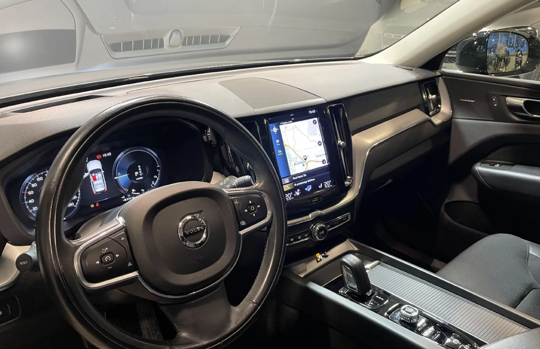 Zunanja slika - Volvo XC60 - T8-R DESIGN-PANO-NAVI-ZRAČNO-RADAR-360KAMERA-LED - 8