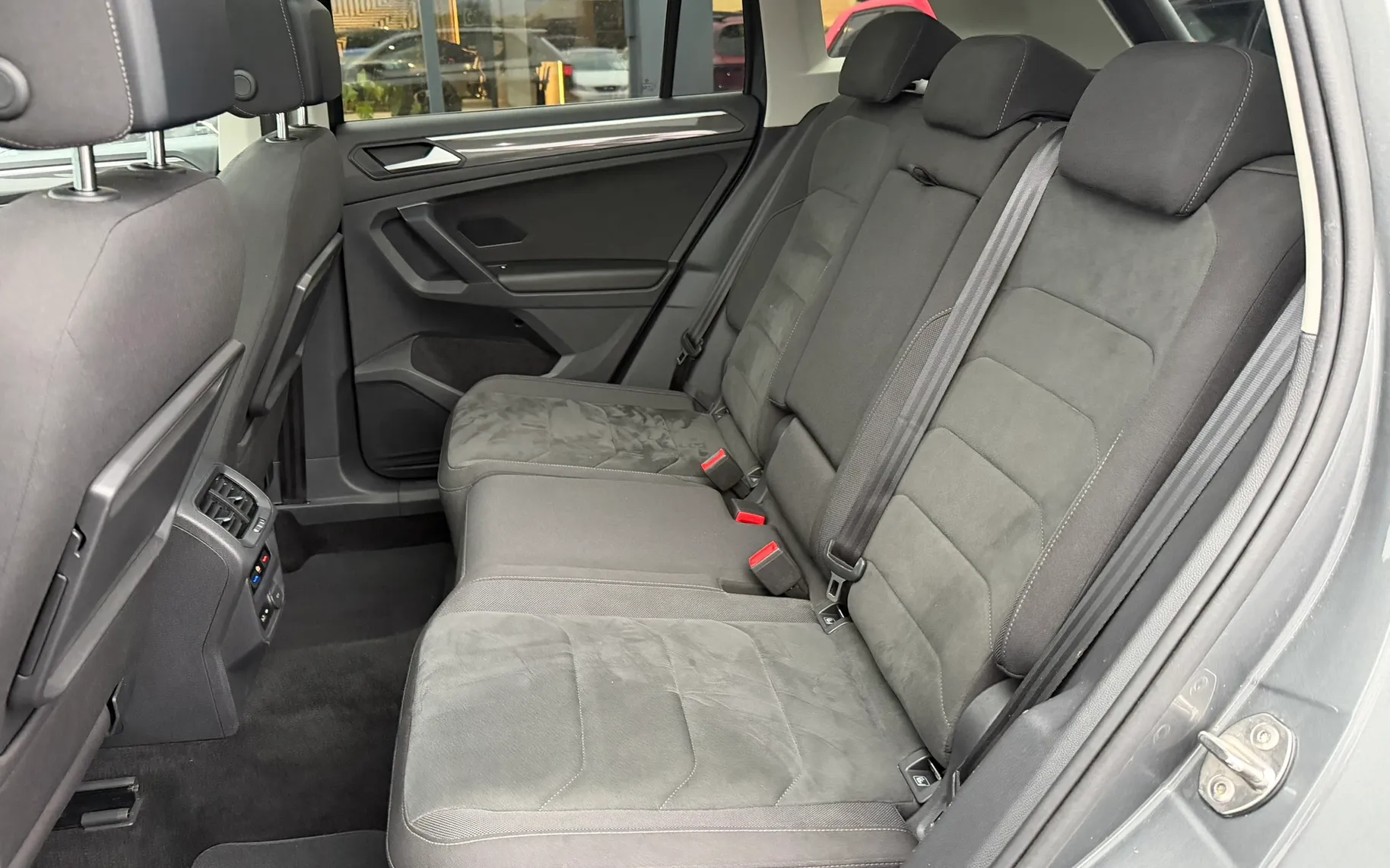 Zunanja slika - Volkswagen Tiguan - 2.0 TSI 4MOTION BMT avt. R-Line Ed.140kW BLACK ED. - 13