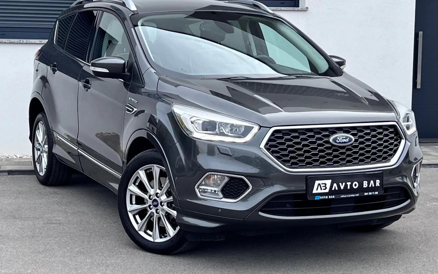Notranja slika - Ford Kuga - 4x4 2.0 TDCi Vignale+LED+KEYLESS+SONY+AMBI - 8
