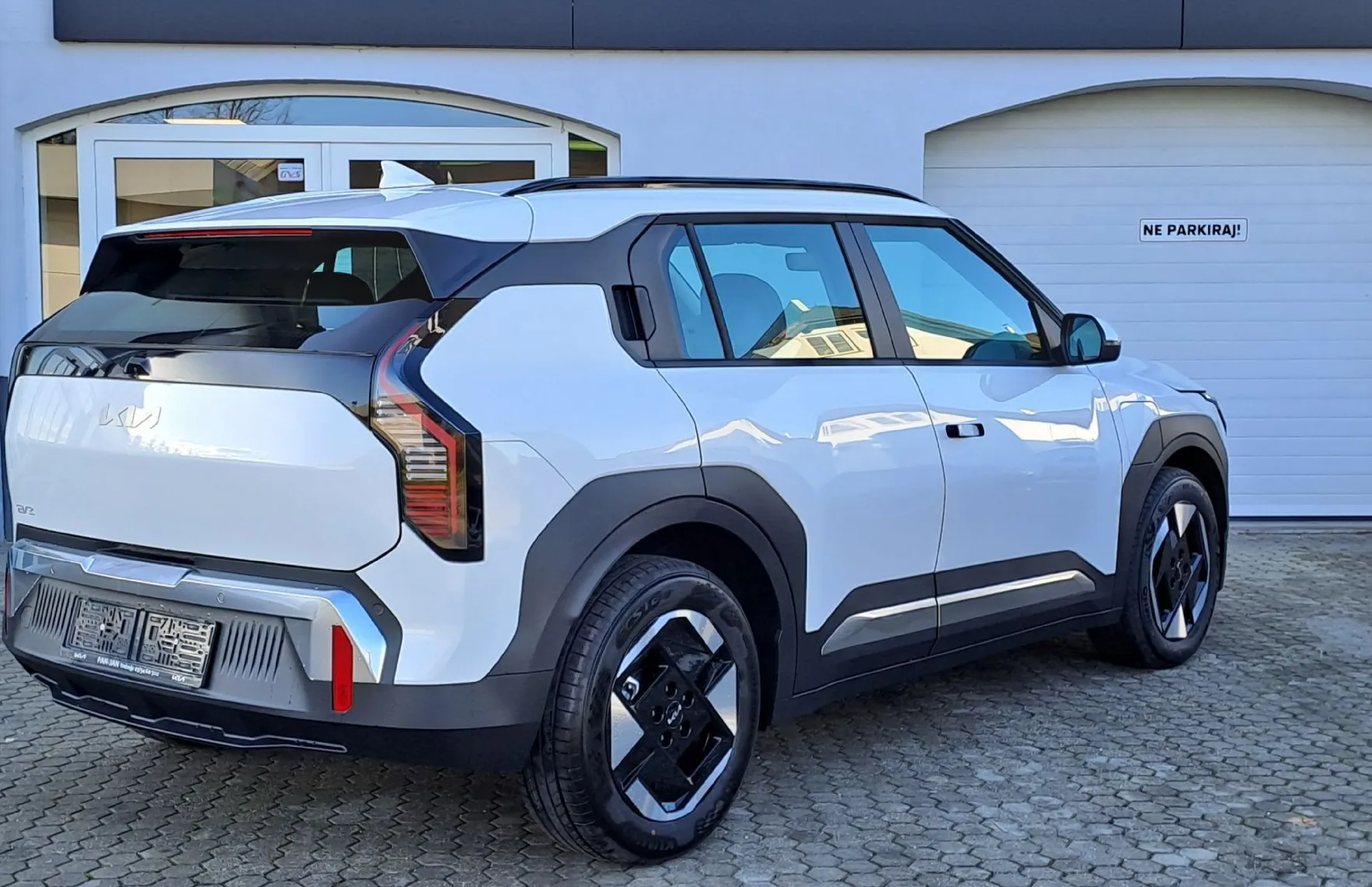 Zunanja slika - KIA EV3 - 58.3 kWh baterija. 150 kW  204 KM  Star - 4