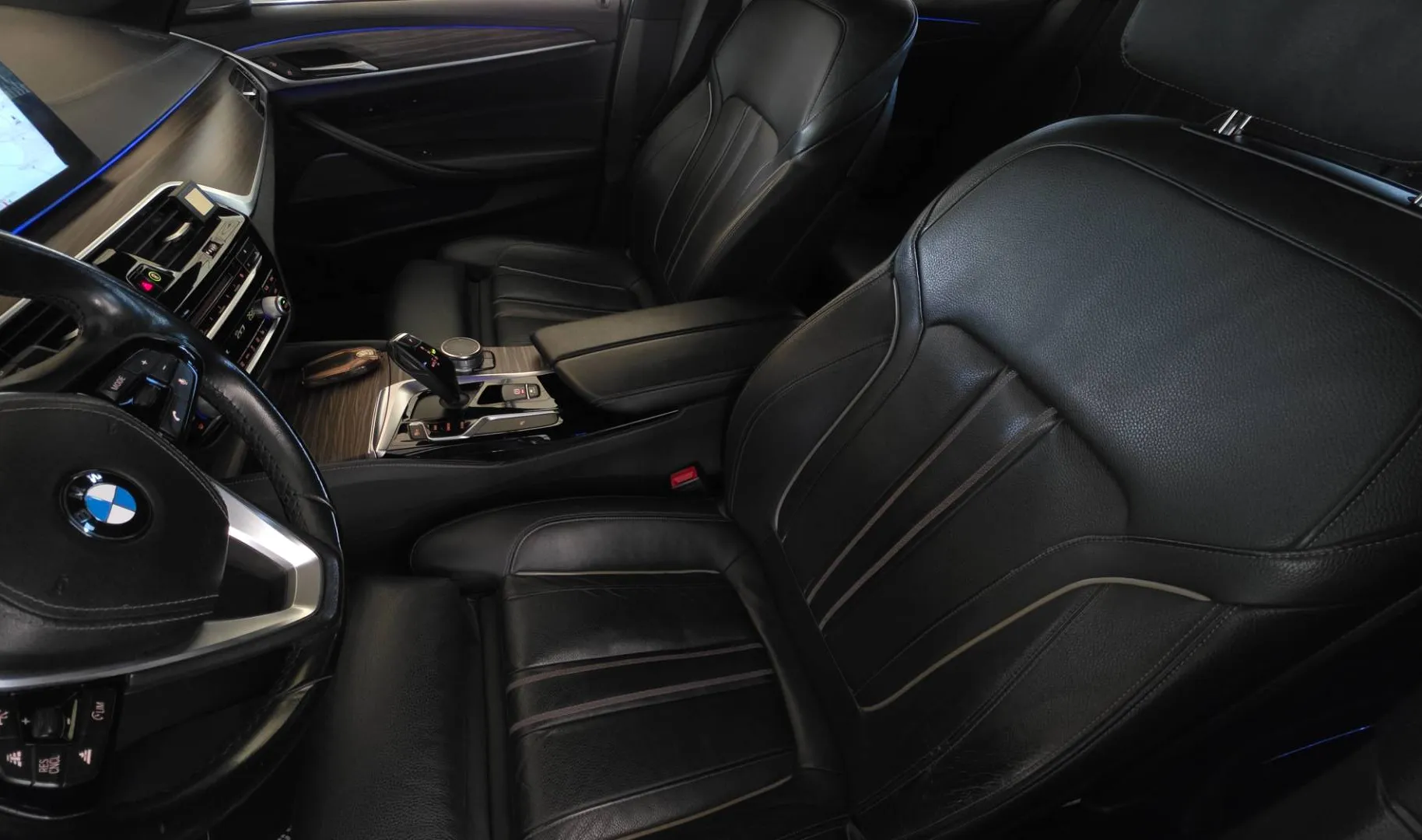 Notranja slika - BMW serija 5 Touring: - 520d Touring Avt.Luxury Line  Head-Up display - 12