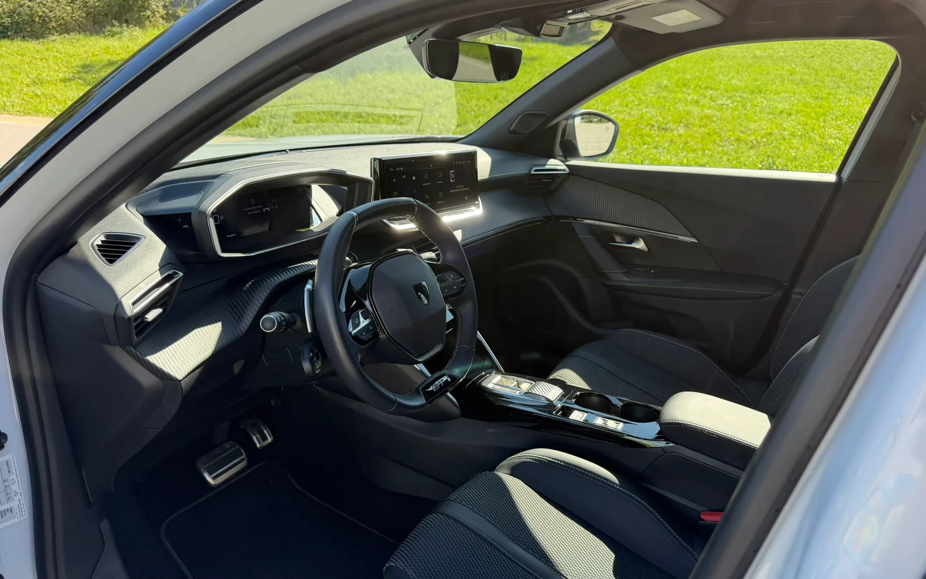 Notranja slika - Peugeot 2008 - 1,2 PureTech 130 S&S GT + kom. zimskih gum - 9