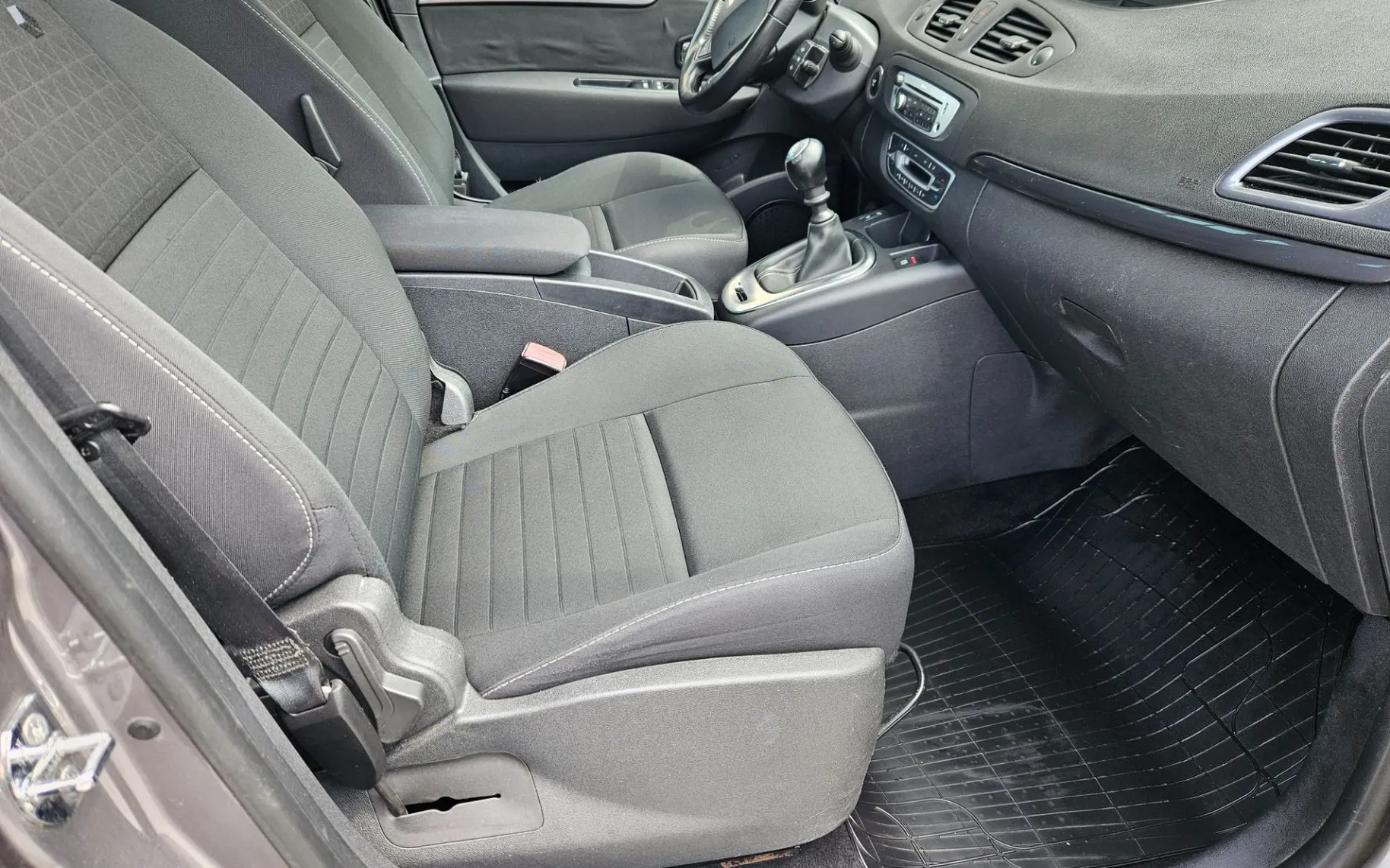 Notranja slika - Renault Scenic - Scénic dCi 95 Limited  SLO - 22