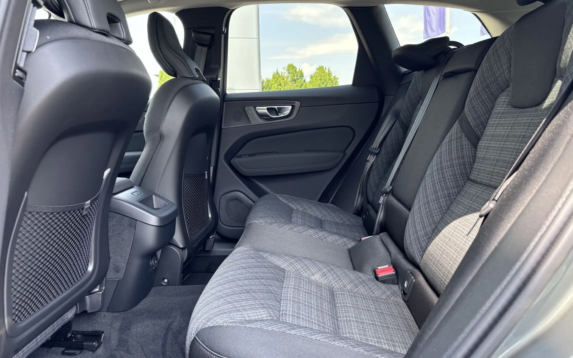 Zunanja slika - Volvo XC60 - B5P  Core AT AWD 3 leta garancije + 3 servisi - 8