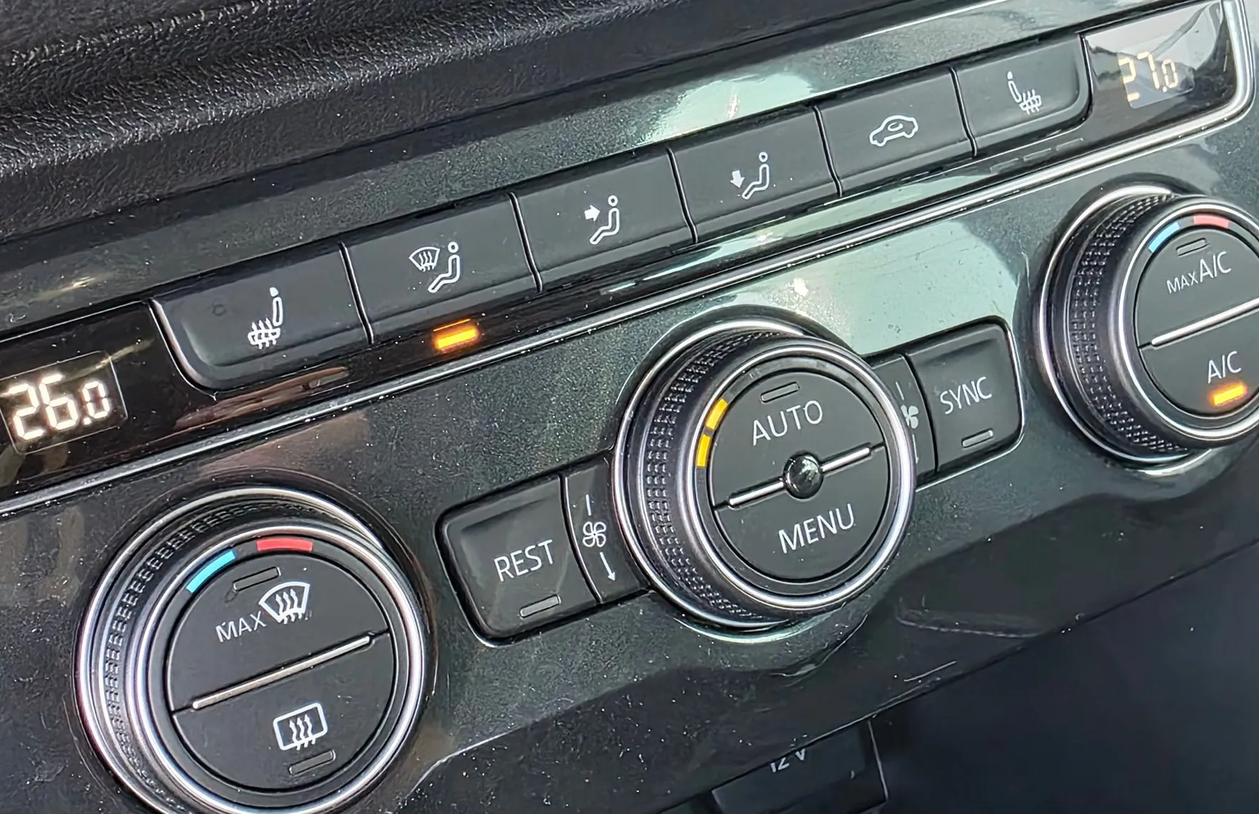 Zunanja slika - Volkswagen Tiguan - 2.0 TDI BMT DSG 4MOTION ALU-NAVI-GRETJE SŽ-1.LAST - 17