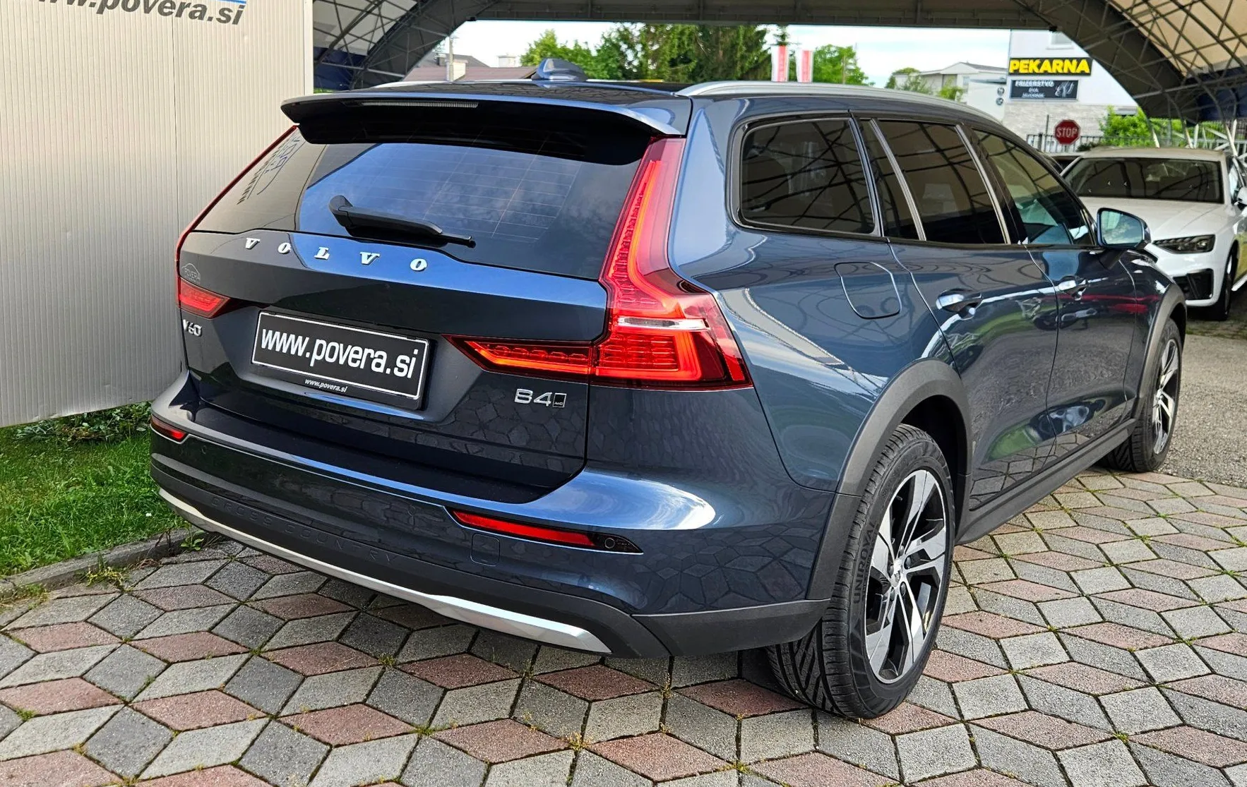 Zunanja slika - Volvo V60 Cross Country - B4 AWD Pro +ACC+Memory+18 Col+Gretje+12.mes.jam - 6