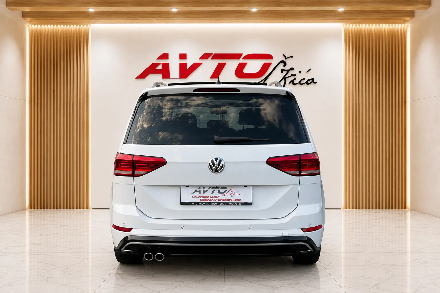 Notranja slika - VW Touran - 2.0 TDI-R-LINE-BI-XENON-LED-PANORAMA-NAVI-PDC-... - 8