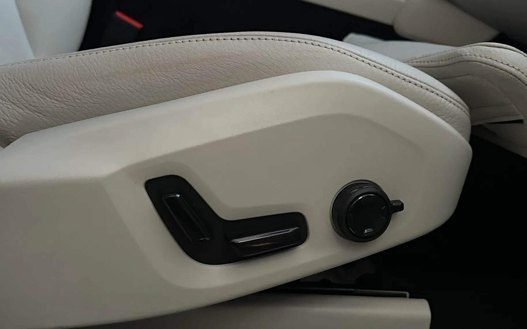 Notranja slika - Volvo XC90 - D4 Momentum Geartronic - 8